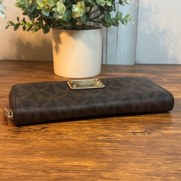 Michael Kors Signature Large Zip-Around Wallet / Clutch in classic brown - Picture 6 of 9